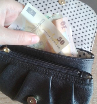 Copiii din familii cu venituri mici vor primi mai mulţi bani